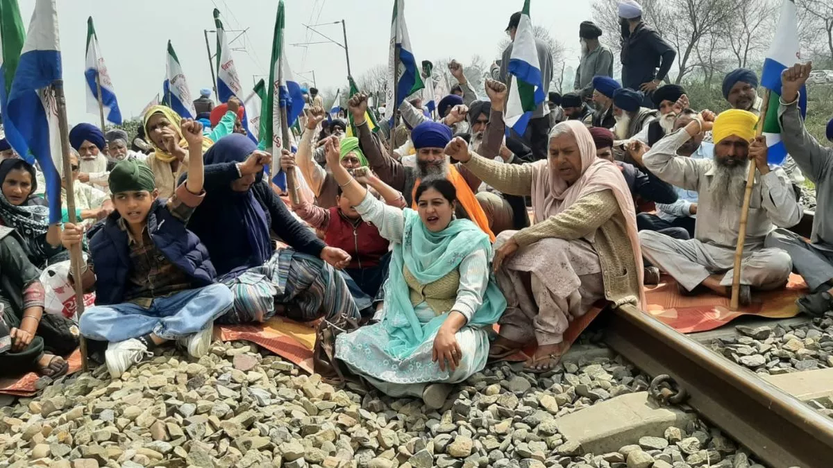 Rail Roko Andolan: महिलाओं ने भी रेलवे ट्रैक पर लगाया धरना