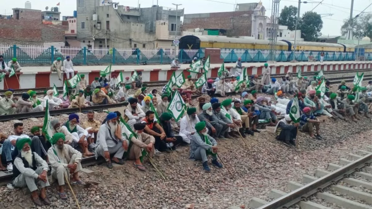 Rail Roko Protest: सरकार के खिलाफ की नारेबाजी