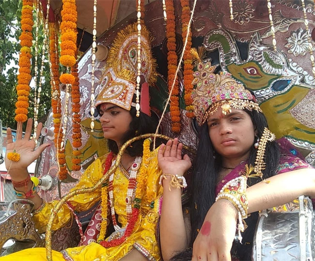 बिहटा में भगवा पताका लेकर निकले लोग 