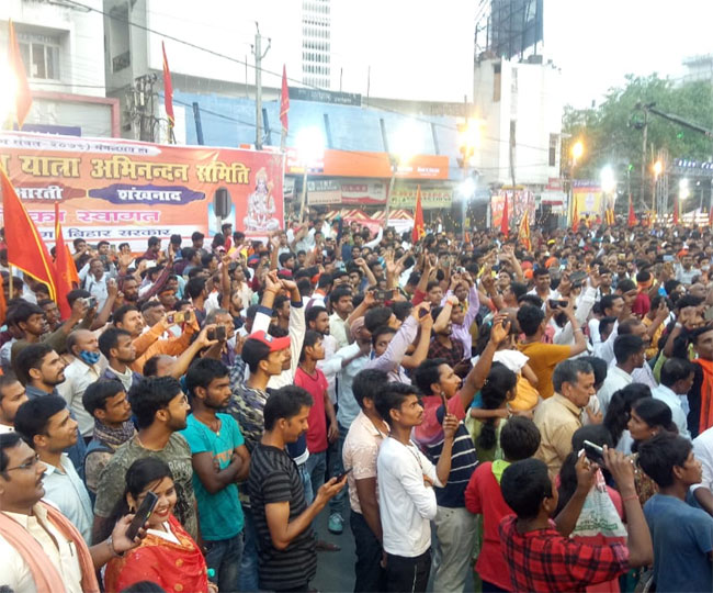 पटना के डाकबंगला चौराहे पर उमड़े श्रद्धालु 