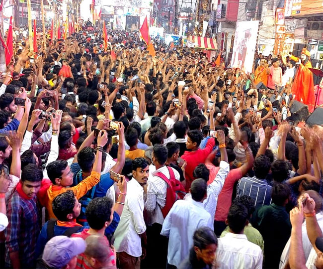 पटना में भक्‍त‍ि गीतों पर झूम रहे श्रद्धालु 