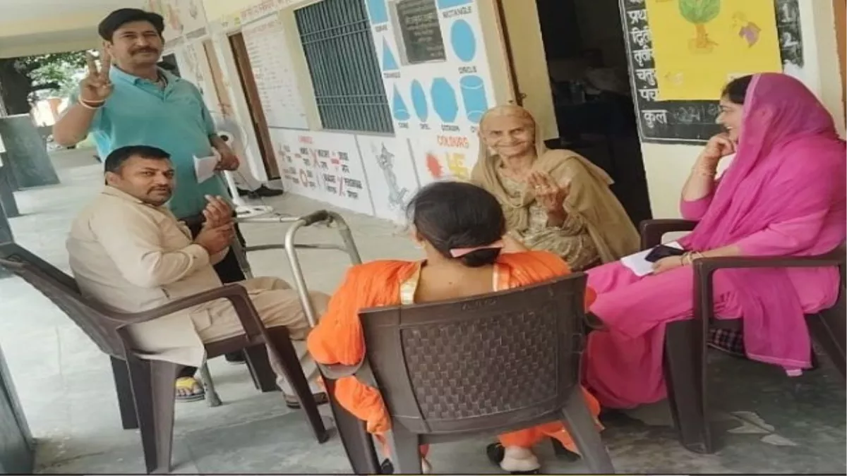 हमीरपुर में 100 प्रतिशत दिव्यांग व्यक्ति ने अपनी 80 साल की माता के साथ किया मतदान