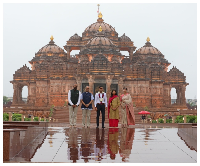 G20 summit: PM ऋषि सुनक और उनकी पत्नी अक्षता मूर्ति ने किया अक्षरधाम मंदिर दर्शन 