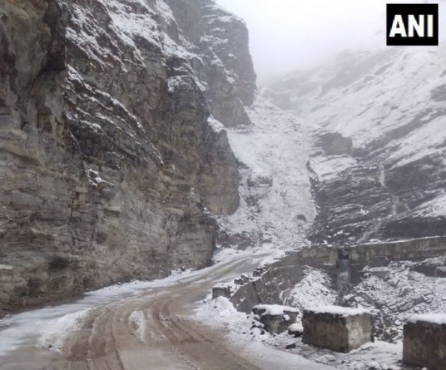 कुल्लू जिले के रोहतांग दर्रे पर हुआ हिमपात