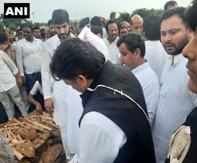 Mulayam Singh Yadav के अंतिम संस्कार की प्रक्रिया शुरू