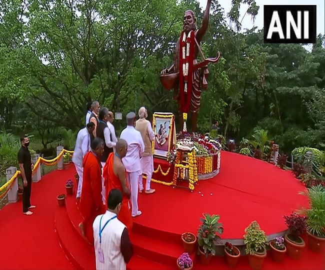 पीएम मोदी ने संत कवि कनकदास और महर्षि वाल्मीकि की मूर्तियों पर पुष्पांजलि अर्पित की