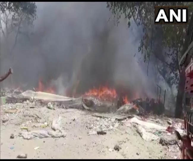 इंदिरापुरम में स्लम इलाके में लगी आग, 100 से ज्यादा गायों की मौत
