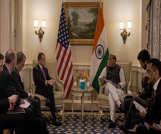 राजनाथ सिंह ने अमेरिकी एयरोस्पेस और रक्षा प्रमुख बोइंग और रेथियॉन से मुलाकात की