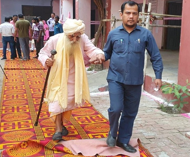 खुर्जा में 101 वर्षीय कांतिलाल पालीवाल ने क‍िया मतदान