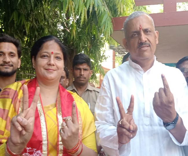 सपा विधायक अमिताभ बाजपेई मेयर वंदना बाजपेई संग क‍िया मतदान 