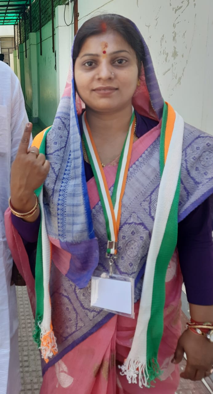 कानपुर में कांग्रेस महापौर प्रत्याशी आशनी विकास अवस्थी किया मतदान