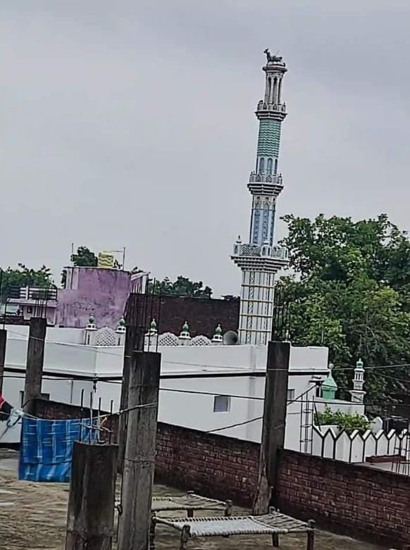 बहराइच में खराब मौसम से जनजीवन अस्त व्यस्त, जली गिरने से मस्जिद का टूटा गुंबज