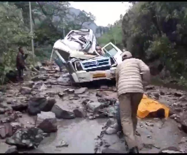 गंगोत्री राष्ट्रीय राजमार्ग पर मलबे में दबने चार लोगों की मौत