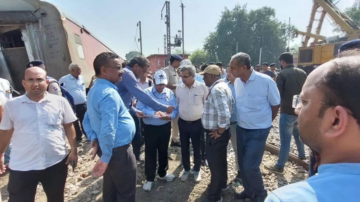 Bihar Train Accident Live Updates: रेस्क्यू ऑपरेशन का जायजा लेने पहुंचे दानापुर रेल मंडल के प्रबंधक