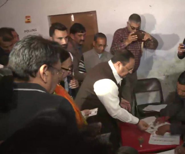 Himachal Chunav 2022 जेपी नड्डा और उनकी पत्नी मल्लिका नड्डा ने बिलासपुर के विजयपुर में किया मतदान