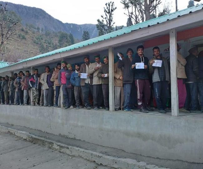 Himachal Election 2022 डोडरा क्वार क्षेत्र में मतदान के लिए लोगों की लंबी लाइन