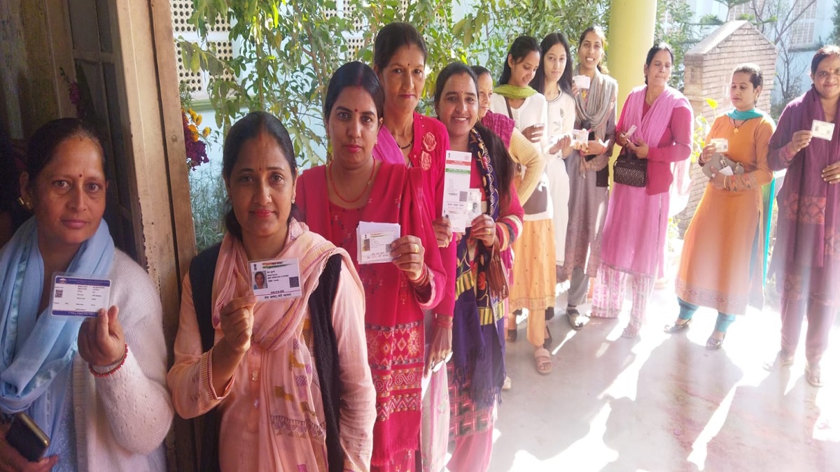 आदर्श पोलिंग स्टेशन रंधाडा में महिला मतदाताओं की लंबी कतारें