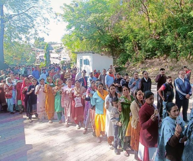 बिलासपुर के खैरियां में मतदान केंद्र पर लोगों की लगी कतारें