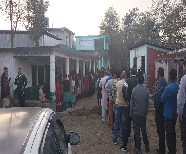 Himachal Pradesh के डड़ौर मतदन केंद्र के बाहर लगी कतार