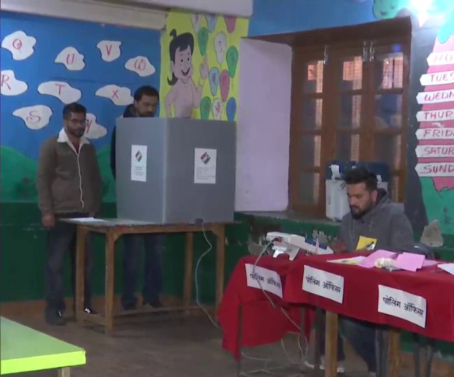 हिमाचल के शिमला में मतदान केंद्रों पर माक पोलिंग