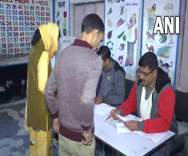 समीरपुर विधानसभा के लोग वोट करने मतदान केंद्र पहुंचे