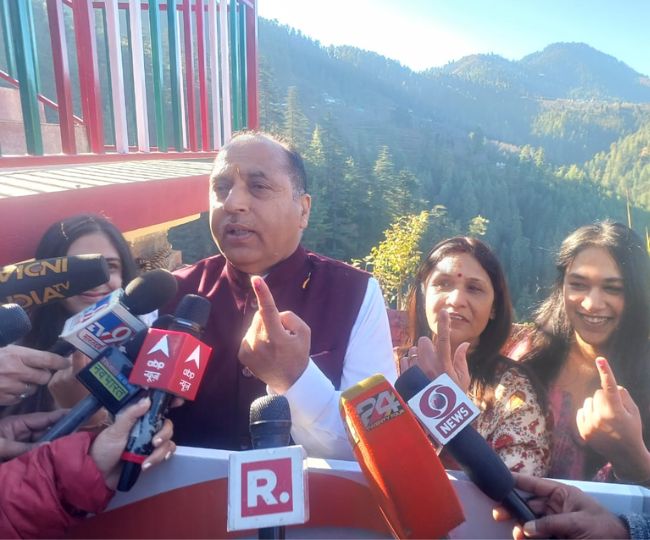 Himachal Election 2022 Jairam Thakur और उनके परिवार ने किया मतदान