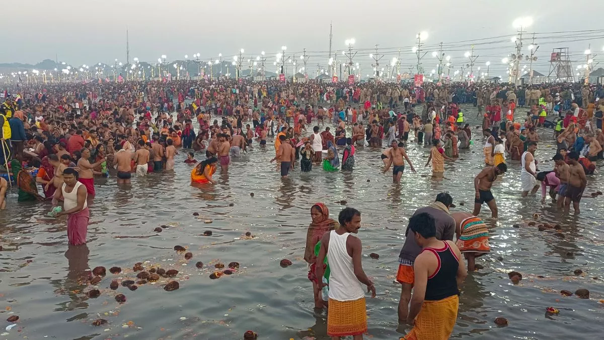 Magh Purnima Snan Live: माघ पूर्णिमा स्नान पर्व पर श्रद्धालु लगा रहे पुण्य की डुबकी