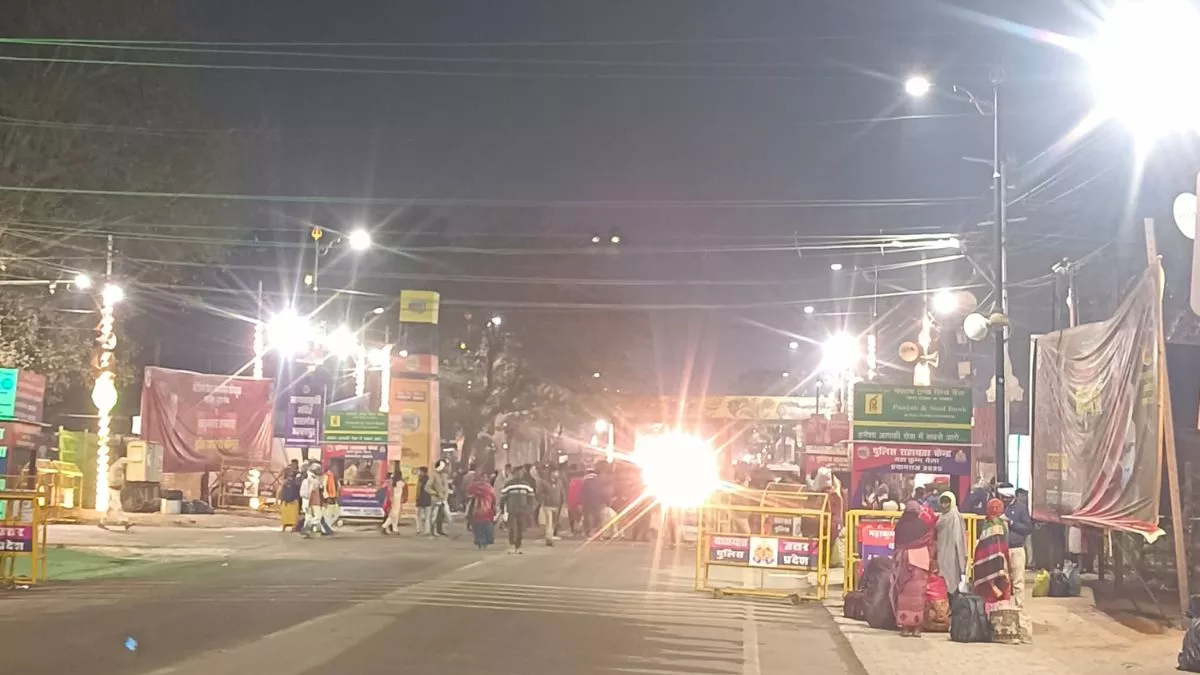 Mahakumbh Magh Purnima 2025: मेला क्षेत्र में लगातार बढ़ रही भीड़