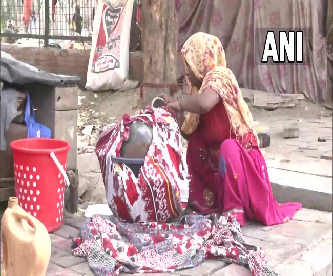 MCD Anti-encroachment drive रोहिणी के केएन काटजू मार्ग पर लोगों ने खुद से हटाया अतिक्रमण