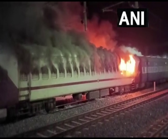 Train caught fire at Fateh Nagar railway station उदयपुर के फतेह नगर रेलवे स्टेशन पर ट्रेन में लगी आग