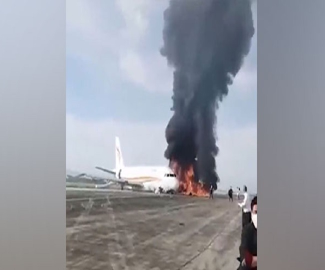 Tibet Airlines plane catches fire चोंगकिंग हवाई अड्डे पर तिब्बत एयरलाइंस के विमान में लगी आग