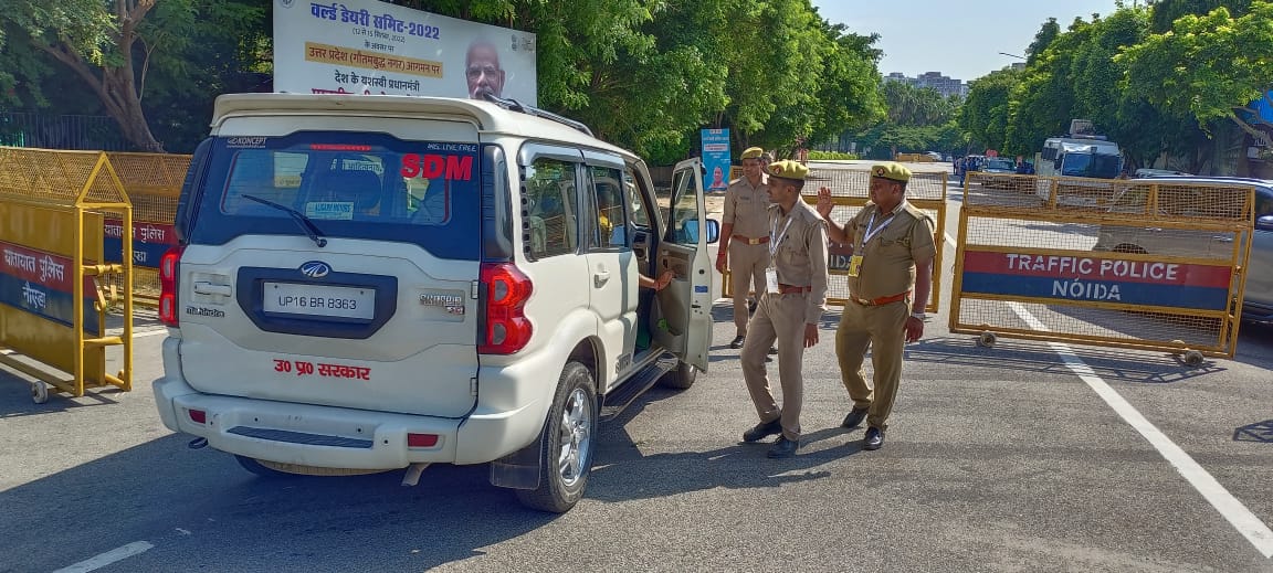  एक्सपो मार्ट के आस-पास से गुजरने वाले वाहनों की हो रही चेकिंग