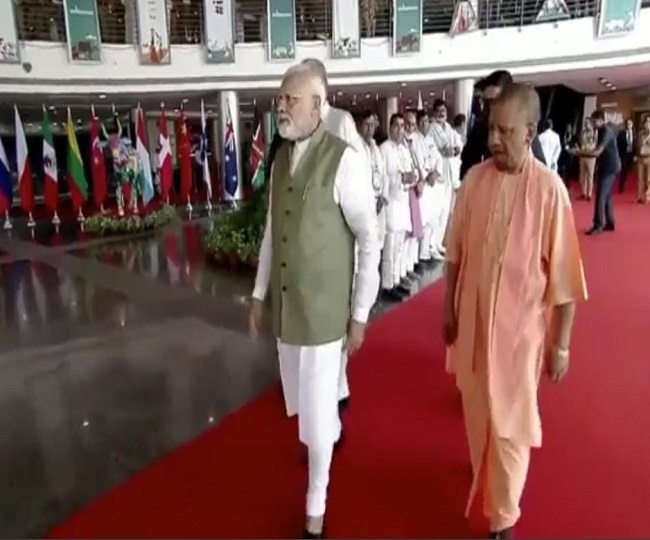 PM मोदी ने सीएम योगी के साथ एक्सपो मार्ट का किया भ्रमण