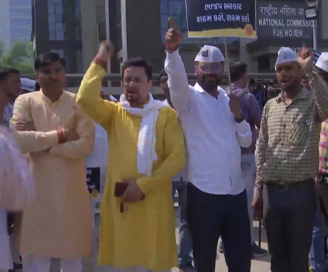 AAP कार्यकर्ताओं ने अध्यक्ष रेखा शर्मा के कार्यालय के बाहर किया प्रदर्शन