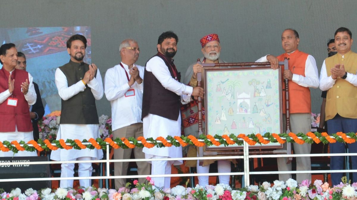 पीएम मोदी को चंबा रुमाल किया भेंट 