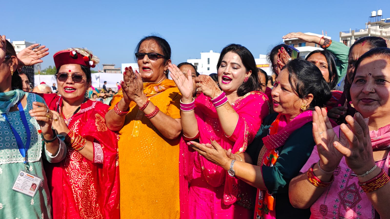 करवा चौथ की पूजा कर रैली में पहुंची महिलाएं 