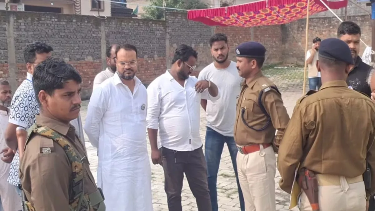 Jamshedpur Paschim Voting: जमशेदपुर पश्चिम विधानसभा की बूथ पर दो पक्ष आपस में भिड़े