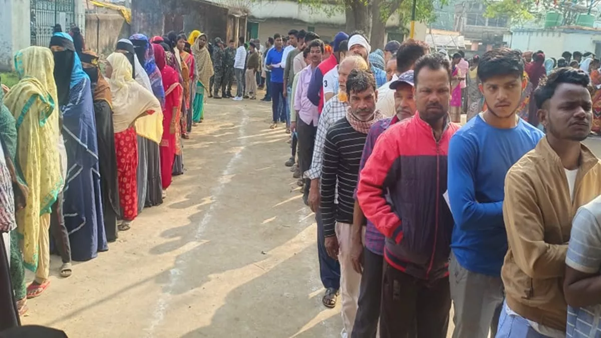 मध्य विद्यालय मझगांव में लगी लोगों की लंबी कतार