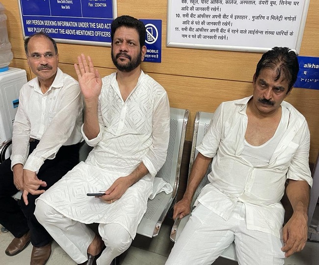 कांग्रेस नेताओं को हिरासत में लिया गया