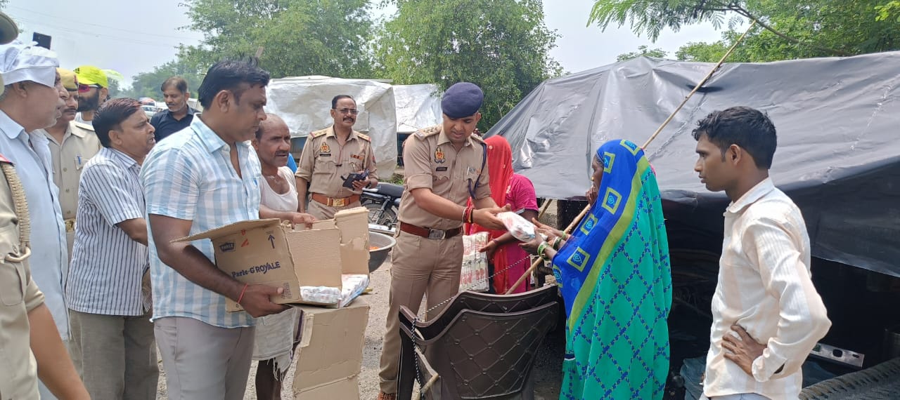Delhi: पुलिस ने बाढ़ प्रभावित लोगों को बांटी खाद्य सामग्री