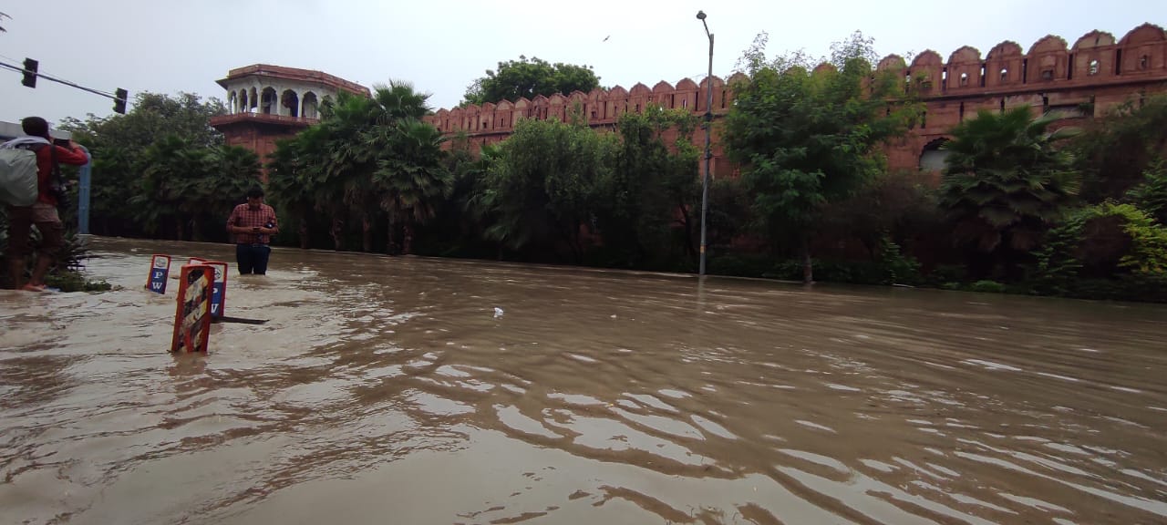 Delhi Floods Updates: दिल्ली के सलीम गढ़ किले के पास भरा यमुना का पानी
