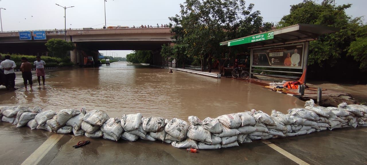 Delhi Floods Updates: गीता कॉलोनी पुल के पास लगाईं बोरियां