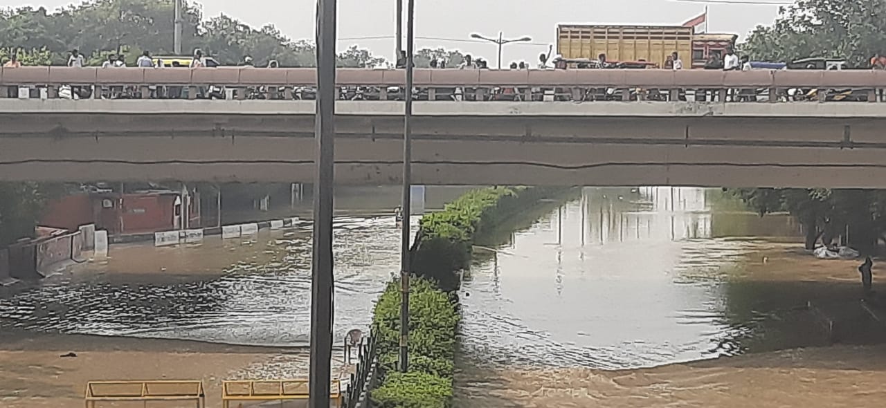 Delhi Floods Updates: पुराने पुल पर स्थिर हुआ जलस्तर, तीन घंटे पहले दर्ज हुआ था 208.62 मीटर पानी