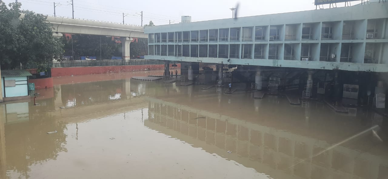 Delhi Floods Updates: कश्मीरी गेट आइएसबीटी पर भार बाढ़ का पानी