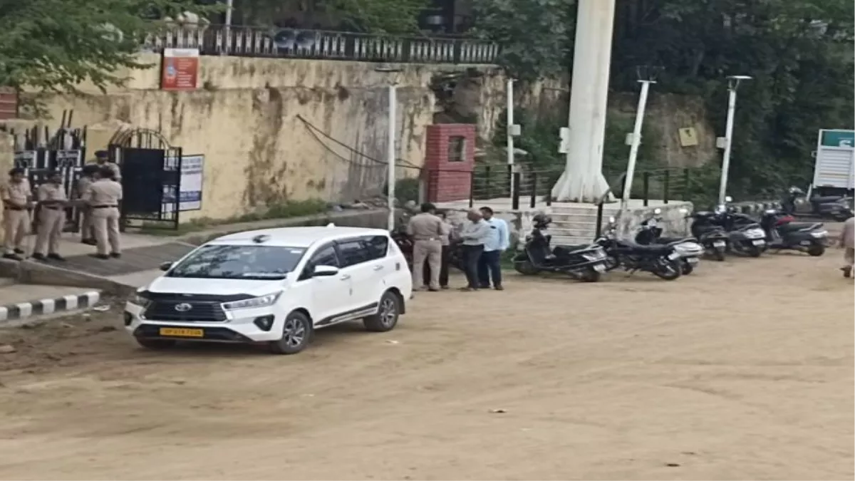 हमीरपुर सदर विधानसभा क्षेत्र में पहुंचे अधिकारी