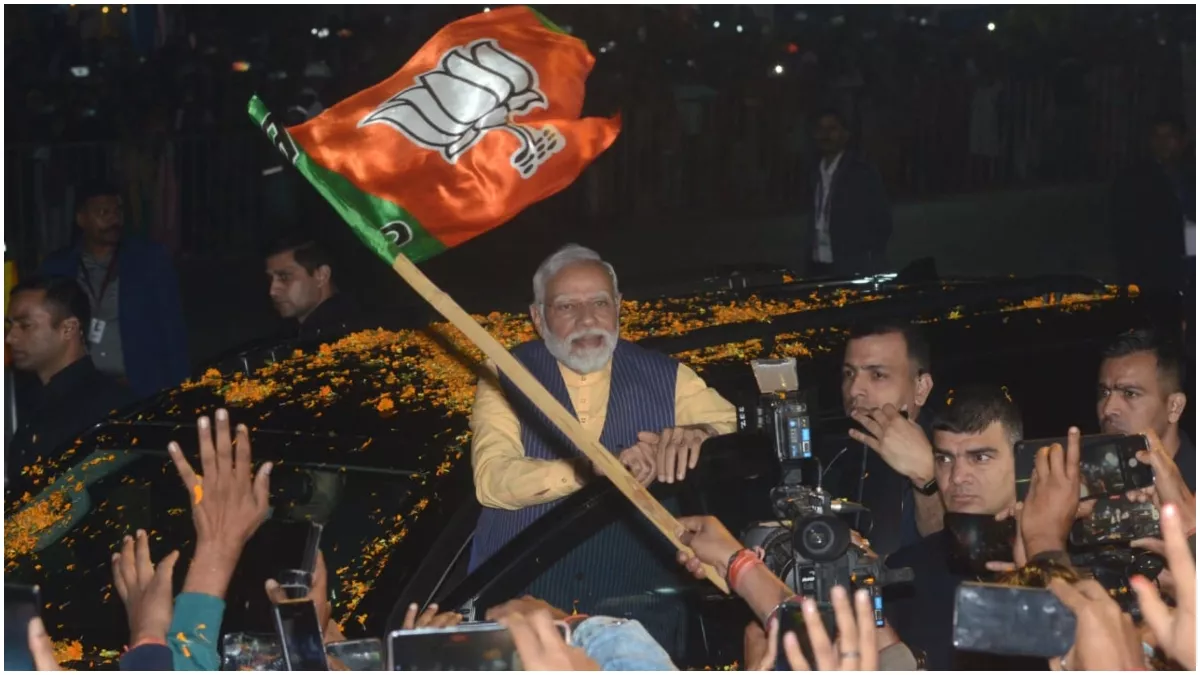प्रधानमंत्री नरेंद्र मोदी पहुंचे रांची, सीएम सोरेन ने किया अभिवादन