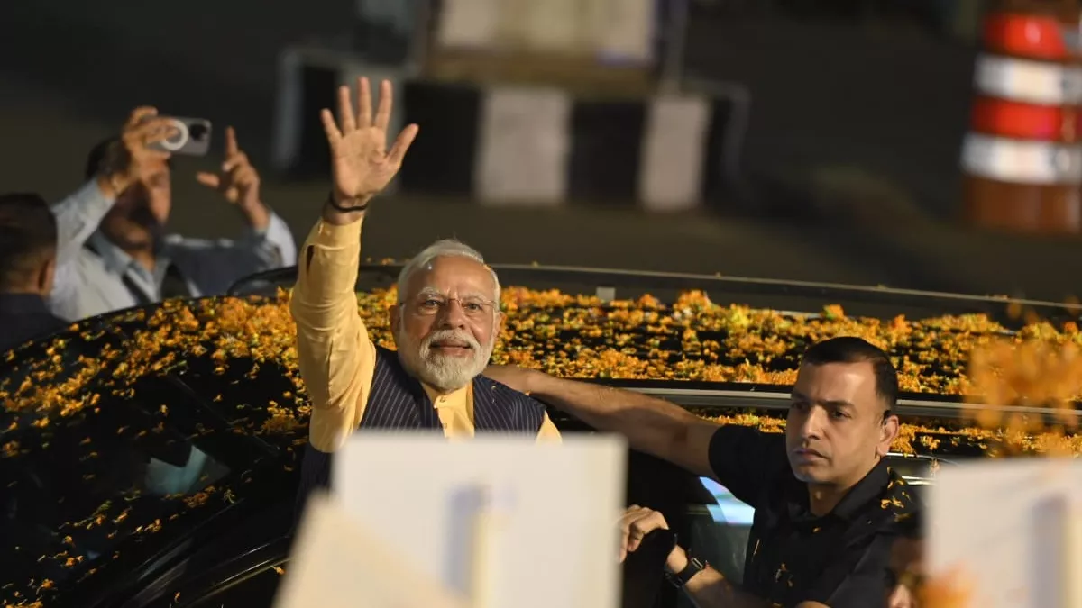 रोड शो के दौरान रांची के अरगोड़ा चौक पहुंचे पीएम