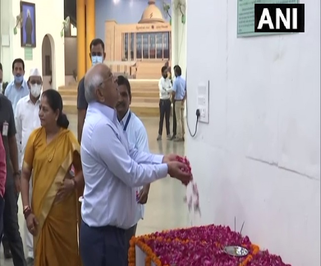 गुजरात के मुख्यमंत्री ने दी बाबा साहब को श्रद्धांजलि