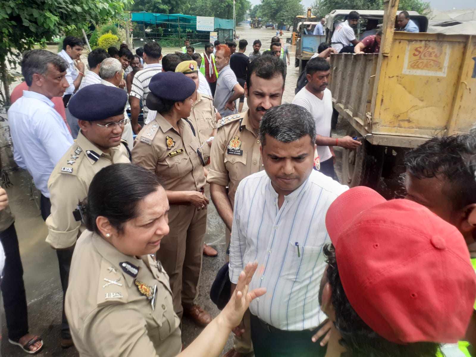 Delhi Flood Updates: नोएडा में रेस्क्यू कर्मचारियों ने की पीने के पानी की मांग