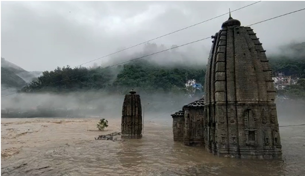 Heavy Rain in Shimla: शिमला के मंदिर में 10 लोगों के फंसे होने की खबर 